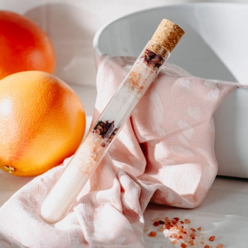 Sól do kąpieli w fiolce RÓŻOWY GREJPFRUT I WANILIA 78g | Miodowa Mydlarnia